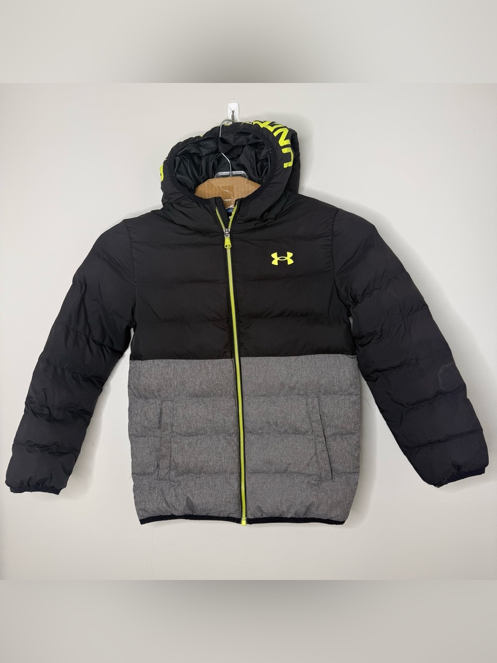 Under Armour Kids Black, Gray & Yellow Hooded Puffer Jacket Size M